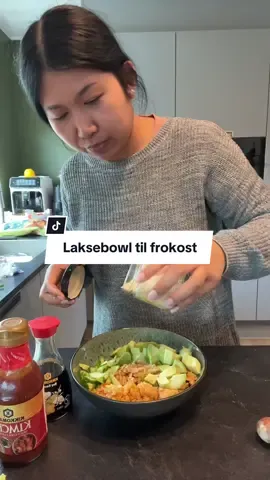 Laksebowl  De ting du skal bruge:  Stegte laksestykke  Avokado i tern  Agurk i strimler  Ristet sesamfrø  Fintskåret forårsløg  Tang til wraps  Soya   Kimchi chilisauce  Mayo  Sesamolie  Peber  |reklame| for @kikkoman_danmark  #kikkoman #laksebowl #kikkomandanmark #mamanuy #frokost #mamanuyskøkken #dansktiktok #dansktiktok 