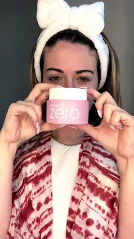 This cleansing balm is magical 🎀 This Clean It zero Original melts away the makeup so fast, plus it smells so good!  It is suitable for all skin-types and also hydrates the skin. 🌸 It is now an initial step in my double-cleansing routine! 🥰 #ugccreator#ugcexample#ugcskincare#skincareroutine#skincareuae#ugcuae#ugcdubai 
