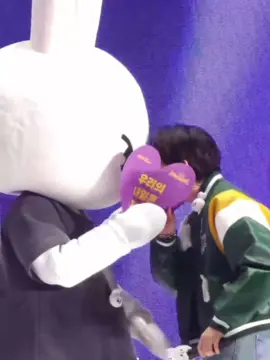 Lee Know said it was his friend who takes his bf pics in the Leebit costume this weekend #straykids #leeknow #skzfanmeeting #skzmagicschool 