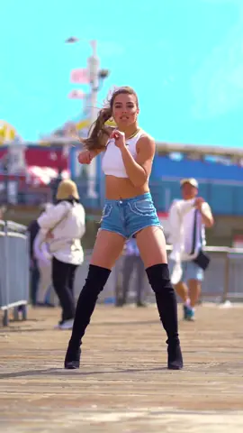 Had to hit this dance but in heels🤣🔥 can you tell it was a windy day??? #trend #santamonica #public #dance 