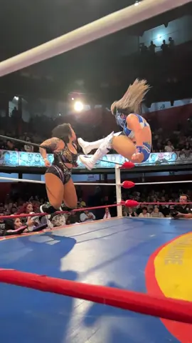 😳 ¡Las tremendas patadas de Lluvia sobre Willow Nightingale en la Arena Coliseo!   #CMLL #LuchaLibre #ArenaColiseo #AEW 