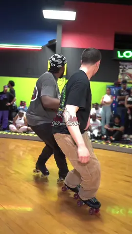 #skatingtiktok #blackpeopleskating #rollerskaters #trending #viraltiktok #rollerskatingtiktok #rollerskating #fastbackwards 