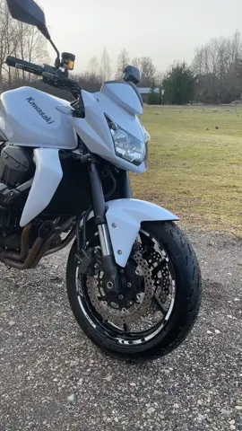 Vroom vroom White Pearl🪽 #motorcycle #kawasaki #kawasakiz750 #motivation #Summer 