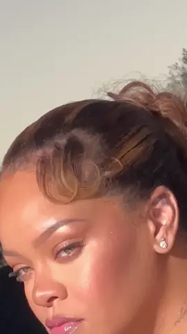 The secret to @Rihanna’s lowkey glow... The *NEW* limited edition #DEMIGLOW Light Diffusing Highlighter ✨ ✓ Shade-matched shimmer in 9 skin tone-based shades ✓ Silky-soft baked formula infused with superfine pearls ✓ So lightweight it won’t disturb your base ✓ Infused with Butterfly Lavender Extract to improve the appearance of fine lines Muva wears shade ‘Yum Rum’ applied with the *NEW* Precision Highlighter Brush 135 Available now at the #fentybeauty site, @sephora, @sephoracanada, #sephoraxkohls at @Kohl’s, @Ulta Beauty, & @Boots UK 🌟