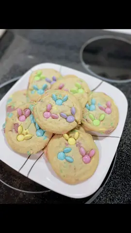 Cookie fun for Easter!  We had some left over cookies from Saint patricks day and they were perfect for easter and M&M bunny cookies! Guess who got the first one 😏 #eastercookies #pastel #easteregg #easterbunny #cookies #mm #baking #easter #EasyRecipe 