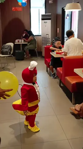Mini Jollibee! 🥰🐝 #jollibecrewtiktok #jollibeeph #jollibee 
