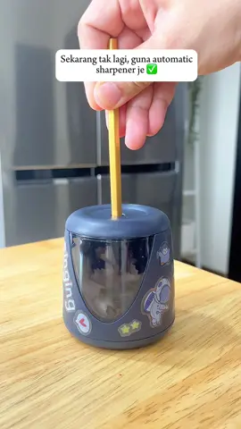 Senang hati mak mak bila tengok anak asah pencil guna automatic sharpener ni. Kalau tak stress je rumah sepah penuh habuk pencil tu 🤭 #pengorekpensel #sharpener #shapener #sharpenerautomatic #pencilsharpner #penci #stationery 