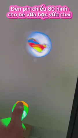 Đèn pin chiếu 80 hình cho bé vừa học vừa chơi cực kỳ bổ ích đây ạ, bé sẽ không mải mê vào chiếc điện thoại nữa đâu 🥰 #denpinchieuhinh #denpinchieuhinhchobe #denpin #denpinmini 