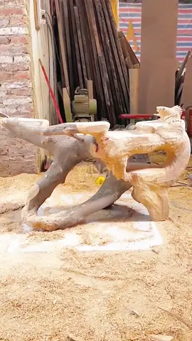 Kreatif Tukang kayu ini membuat meja unik dari Akar pohon Terabaikan