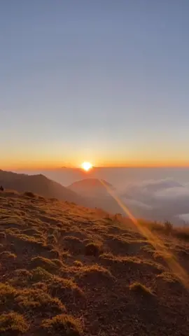 First time kesini 😍 #gunungguntur2249mdpl  #gunungguntur #gununggunturgarut  #gununggunturviacikahuripan  #explore #garut #wonderfulindonesia  #sunrise #sunset #fypシ゚viral 