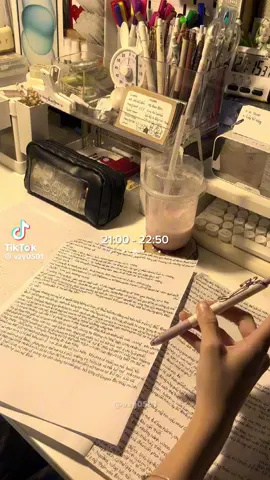 1) Blurting method là gì? Blurting method là một phương pháp học tập hiệu quả giúp bạn hiểu và ghi nhớ các phần kiến thức còn yếu. Kỹ thuật này được chia sẻ bởi Unjaded Jade miại caption nhà sáng tạo nội dung trong lĩnh vực học tập. Khi sử dụng blurting method, các học sinh cảm thấy rất hứng thú về các thông tin họ được biết về một chủ đề đã chọn và ghi nhớ chúng lâu hơn. Đây là một phương pháp gợi nhớ chủ động thường được sử dụng trong quá trình ôn tập kiểm tra. Blurting được hiểu là đọc nhanh một phần của cuốn sách, một bài kiểm tra cụ thể hoặc tài liệu hướng dẫn và sau đó đóng lại và viết những thông tin mà bạn ghi nhớ được. Sau đó, bạn mở lại tài liệu và so sánh với với những điều bạn đã ghi chép để xem các thông tin đã đúng chưa và phần nào bạn cần cải thiện. Có thể nói, nếu bạn chuẩn bị có một bài kiểm tra thì đây là một kỹ thuật ôn tập hiệu quả mà bạn nên áp dụng, bởi nó giúp bạn ghi nhớ các thông tin trong một thời gian ngắn, chỉ ra những phần bạn cần tập trung ôn tập và ghi nhớ các thông tin quan trọng vào trí nhớ ngắn hạn của mình. 2) Ý nghĩa của Blurting Method là gì? Blurting là một kỹ thuật ôn tập hiệu quả với mọi chủ đề. Thông thường, các học sinh tập trung ôn tập chi tiết phần nâng cao mà bỏ qua các phần cơ bản. Tuy nhiên, các phần thông tin được bỏ qua này hoàn toàn có thể xuất hiện trong bài kiểm tra. Khi đó, kỹ thuật ôn tập này giúp giảm thiểu tình trạng này xảy ra bởi việc làm nổi bật các lĩnh vực mà học sinh cần dành nhiều công sức hơn, đảm bảo mỗi khía cạnh của chủ đề đều được ôn tập như nhau. Nhờ vậy, học sinh có thể tiết kiệm năng lượng và thời gian để ôn tập. Kỹ thuật blurting phát huy tính hiệu quả của mình khi bạn cần ôn tập một chủ đề trong thời gian ngắn. Thời gian này thường được xác định bằng độ rộng qua pheại caption thông tin bạn cần ôn tập. 3) Blurting method phù hợp với đối tượng nào? Phương pháp ôn tập blurting có thể được áp dụng cho một chủ thể độc lập, và cũng cho thấy tính hiệu quả cao khi ôn tập theo nhóm. Bởi kỹ thuật này có thể điều chỉnh sao cho phù hợp với nhu cầu của bạn. Cách áp dụng phương pháp blurting hiệu quả. 4) Làm thế nào để áp dụng kỹ thuật blurting một cách hiệu quả? Tham khảo ngay các bí quyết dưới đây để quá trình ôn tập diễn ra thuận lợi và suôn sẻ hơn nhé. -Sắp xếp các ghi chú theo một thứ tự hợp lý Bạn sẽ dễ dàng ôn tập lại kiến thức khi các tài liệu được sắp xếp thành các chủ đề dễ quản lý và dễ nhớ. Bạn có thể thực hiện điều này bằng việc tạo ra các thư mục riêng cho các tài liệu và ghi chú đầy đủ các thông tin liên quan; sơ đồ hóa kiến thức bắn bản đại caption duy; viết lại các thông tin quan trọng vào giấy note; v.v. -Tập làm quen với các thông tin Bạn hãy đọc các kiến thức, ghi chú cho đến khi bạn hiểu và ghi nhớ cơ bản về chúng. Lúc này bạn chưa cần phải ghi nhớ toàn bộ về nó. -Thời gian để blurt Việc đọc các kiến thức/ghi chú chỉ giúp bạn ghi nhớ chúng nhiều hơn, đây là lúc bạn cần bắt đầu blurting. Hãy đóng tài liệu lại và viết những điều bạn nhớ được ra một tờ giấy. Đánh giá hiệu quả học tập -Bước tiếp theo bạn cần làm là so sánh những thông tin bạn ghi ra với những gì có trong tài liệu. Điều này sẽ giúp bạn xác định những phần mà bạn bỏ quên, và tiếp tục thực hiện blurting ra một tờ giấy khác để xem liệu bạn đã nhớ nó hay chưa. -Tiếp tục ôn tập -Hãy cứ tiếp tục thực hiện blurting cho đến khi bạn ghi nhớ đầy đủ những thông tin trong ghi chú của mình. 5) Nghỉ ngơi hợp lý Kỹ thuật blurting là một phương pháp ôn tập khá căng thẳng vì yêu cầu bộ não phải hoạt động liên tục. Do đó, bạn cần có những khoảng thời gian nghỉ ngơi ngắn và nghỉ thành nhiều lần để đảm bảo bộ não không phải vận động quá mức #blurting 