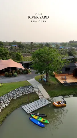 The River Yard Tha Chin | นครปฐม มาแนะนำบ้านพักตากอากาศส่วนตัว ในบรรยากาศสุดชิลล์ริมแม่น้ำกันครับ ที่นี่คือเหมาะมากกับการมาพักผ่อนกับครอบครัว หรือจะรวมตัวแก๊งก๊วนมาปาร์ตี้กันก็ได้ บรรยากาศที่พักดีมากๆ เงียบสงบ เป็นส่วนตัว ใกล้ชิดธรรมชาติ แถมมีกิจกรรมให้เลือกสนุกกันเพียบ  การเดินทางก็สะดวกสบาย เพราะอยู่ใกล้กับกรุงเทพแค่ไม่ถึง 1 ชั่วโมง ไม่ว่าจะเด็กเล็ก ญาติผู้ใหญ่ หรือเพื่อนคนไหนไม่อยากนั่งรถไกลๆ ก็มาพักผ่อนที่นี่กันได้  รายละเอียดที่พัก 🏡 บ้านพักตากอากาศส่วนตัว 6 หลัง พร้อมพื้นที่จัดกิจกรรมและลานกางเต็นท์ สามารถพักได้สูงสุดถึง 24 คน (สามารถเหมาทั้งหมดหรือแบ่ง 2 หลังได้) 🛋 ภายในห้องพักกว้างขวาง สะอาด สิ่งอำนวยความสะดวกต่างๆ ครบครันเลยครับ 🚤 มีบริการนั่งเรือชมวิวและวิถีชีวิตชาวบ้านรอบๆ แม่น้ำท่าจีน รวมถึงไปตลาดน้ำลำพญาได้ด้วย 🚣‍♂️ มีเรือคายัคแบบพายและเท้าปั่น และซับบอร์ดให้พายเล่น หรือจะแค่ลงเล่นน้ำที่แม่น้ำก็ได้มีชูชีพให้พร้อมเลยครับ 🤹 สนามเด็กเล่น มี Zipline, รถ ATV สำหรับเด็ก มีฟาร์มไก่และเป็ดเล็กๆ ให้เด็กๆ เดินชมได้ 🦐 มีบริการเตาบาร์บีคิวพร้อมอุปกรณ์ สามารถซื้อของสด ซีฟู้ด มาปิ้งย่างช่วงเย็นได้ ส่วนตอนเช้าก็มีบริการอาหารเช้าแบบบุฟเฟ่ต์ครับ  จองห้องพัก 👇 https://bit.ly/TheRiverYardThaChin  สอบถามข้อมูลเพิ่มเติม 👉 ส่งข้อความทาง inbox หรือ โทร 085-552-2224 📍 ต.ลำพญา อ.บางเลน จ.นครปฐม  #TheRiveryardThaChin #บ้านพักริมน้ำ #รีสอร์ทท่าจีน #รีสอร์ทนครปฐม #ที่พักบางเลน #แม่น้ำท่าจีน #รีสอร์ทส่วนตัว #แคมป์ปิ้ง