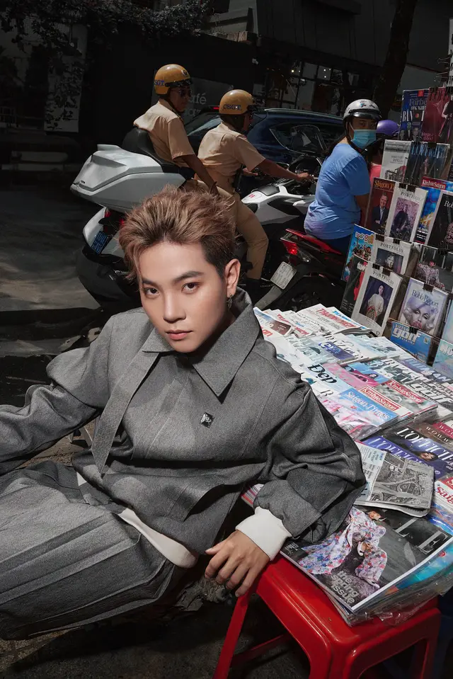 📍 Địa chỉ: 130 Nguyễn Đình Chiểu, Quận 1.  Cô chủ sạp siêu dễ thương và thân thiện luôn (các bạn chỉ cần đến xin cô và mua ủng hộ cô 1 cuốn tạp chí hoặc 1 tờ báo rồi xin cô chụp ít phút hoyy là được nha) ✨ Mình cũng đã nhiều lần bắt gặp hình ảnh đặc trưng gắn liền với văn hoá Sài Gòn, đó là một sạp báo nhỏ nằm ngay cạnh ven đường. Nay mình và team cũng đã dậy từ sớm chuẩn bị set up để cho ra một bộ ảnh kết hợp với style thời trang “Babygirl Men”. Tranh thủ tag bạn, rủ bè ra ủng hộ cô và chụp hình sống ảo nhaaa. 🫶🏻🫶🏻 #xuhuong #diadiemsongao #babygirlmen #fashion #chụphình #khaikin #fypシ 