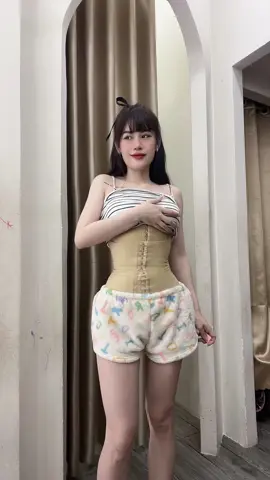 Có công đeo latex , có ngày có thắt eoooo :))#latex #bénăm #eothondangdep @Phạm Uyên 