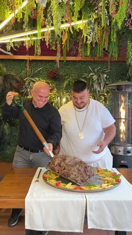Yasin Cengiz’e Minik Kürekte Döner Sürprizi 🤩 #yasincengiz #skibiditoilet #skibidichallenge #skibiridopdop #biserking #skibididopdopdopyesyesyesyesnononono #göbeksallayanadam #almanyadakiturkler #gurbet #kürektedöner #etdöner #food #donerkebab #yaprakdöner #meatlovers #bygöbekshow @Himmet polat @YasinCengiz 
