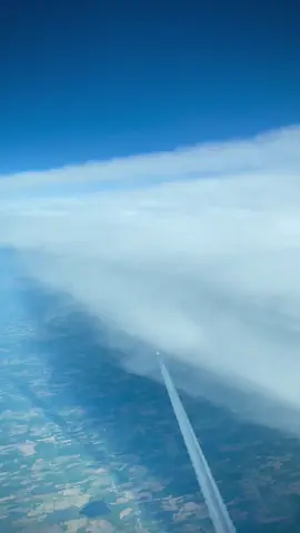 Contrail shadow from a other airplane flying below us . . . . . #aviation #boeing #jet #contrails 