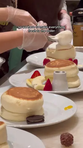 Ever wondered why it takes 20 minutes to make a pancake? 🥞  We take great pride in making everything fresh 🥰      #pancake #restaurant #cafe #soufflepancake #queue #time #japanesesoufflepancake #fresh