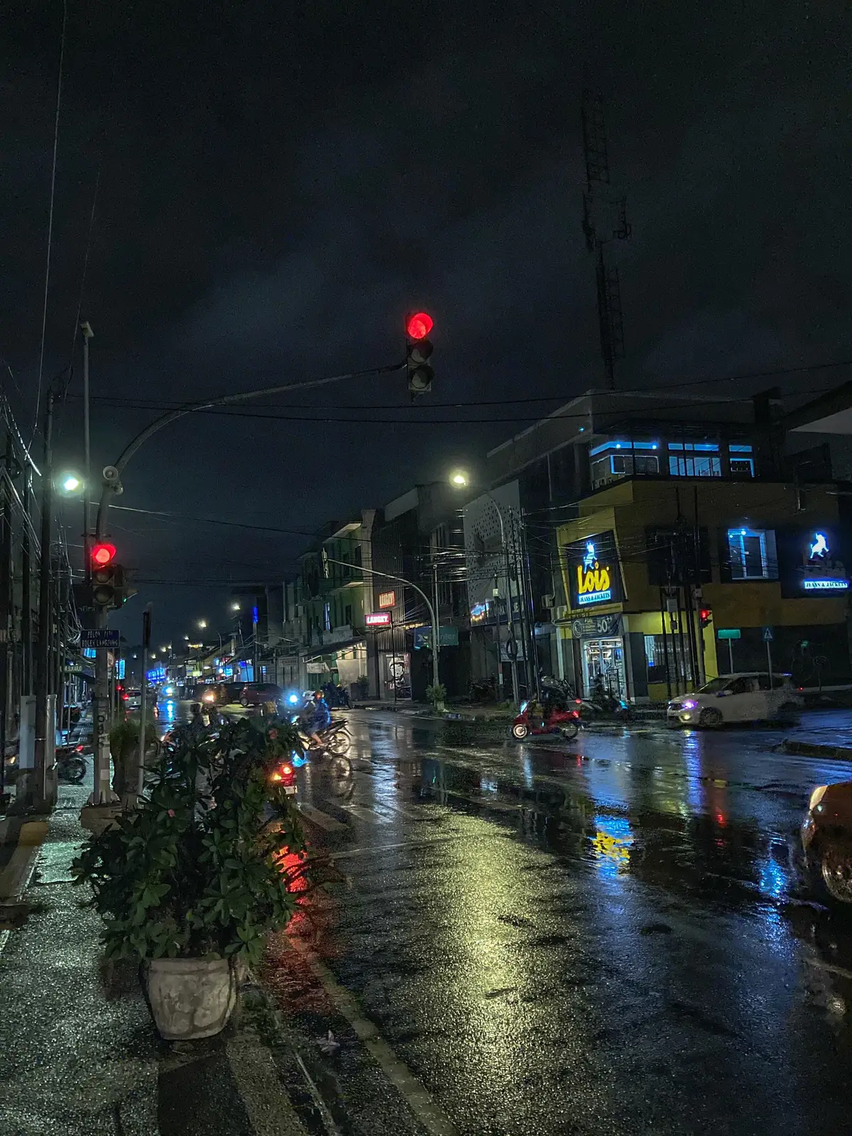 #rain #night #cityview #traffic #vehicles #mood #vibes #darkaesthetic 