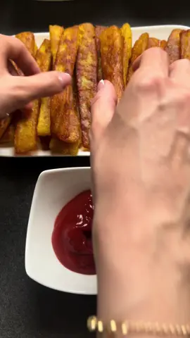 Bratkartoffelstäbchen 👌🔥🔥   Rezept - 4-5 stück Kartoffeln - 100 g Maisstärke - Pfeffer  - Salz - Kurkuma  - Paprika pulver - Ketchup Das ist sehr, sehr lecker😋 viel Spaß beim nachmachen  #kart#kartoffelna#patatesk#leckery#easyf#einfachd#fooda#viralf#kesfety#foryou #fypm#yummyy#EasyRecipe