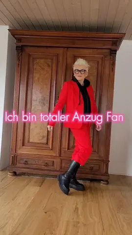 ❤️❤️❤️ROT UND ANZUG MAG ICH TOTAL GERNE ❤️❤️❤️MAN KANN UNENDLICH STYLEN ❤️❤️❤️ #happyfashion #agelessstyle #anzugstyle #styleover50 #stylehasnoage #agelessfashion #streetstyledeluxe #germanblogger #bestager #suitlove #styleinfluencer #blondehair #germanstyleinfluenzer @fashion_nette_ @Martina Budde Official @Andrea Eggers @Simone Adams @shoppixx @Castlemaker @Fashion_Anett @Kessy575 @jutta_kpr 