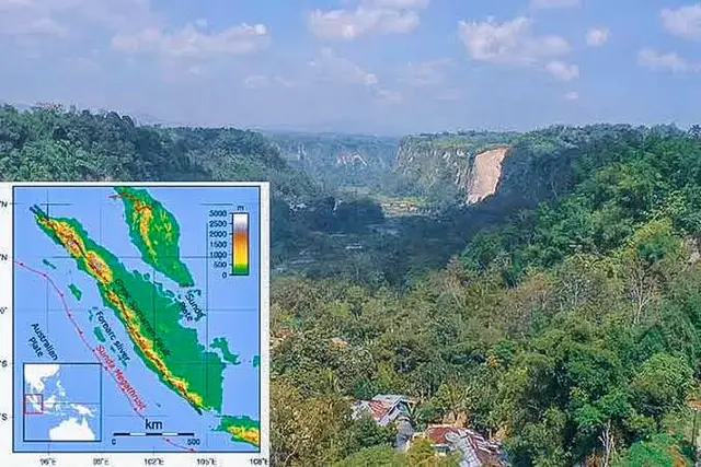 Sesar semangko merupakan bagian selatan dari sistem sesar besar sumatera yang bergeser secara dekstral/menganan yang merupakan akibat subduksi atau konvergensi menyerong antara lempeng indo-australia dengan lempeng Eurasia.  segmen sesar semangko membentang sepanjang lebih dari 80km dari selat sunda sampai dengan daerah danau ranau di utara .beberapa penulis berasumsi ,bahwa segmen selatan sesar semangko hanya dari selat sunda sampai dengan depresi suoh saja (bellier dkk,1991).pada sesar sumatera perubahan yang dekstral menjadi vertikal dominan di bagian selatan dan hal ini di buktikan dengan mekanisme fokal dari gempa bumi yang menunjukkan sesar Mendatar (Harjono dkk,1991:Pramunijoyo dan Sebrier,1990). Sesar Semangko ini merupakan sesar yang sangat aktif di daratan yang membelah pulau Sumatera, mulai dari teluk Semangko, membentang sepanjang pegunungan Bukit Barisan sampai wilayah Aceh di Utara, sejajar dengan batas lempeng atau dearah subduksi sebelah Barat. Ketiga, Sesar Mentawai, Sesar Batee dan Sesar Andaman barat merupakan sesar strike-slip yang membujur di antara Sesar Sumatera dan Palung Sunda (McCaffrey, 2009). Pergeseran menganan sesar Sumatera tampak jelas disertai dengan komponen pensesaran normal. Dari jarak pergeseran jaringan hidrografi yang diperkirakan berumur Plistosen atas dan kerucut volkanis berumur maksimal 1,5 juta tahun, dapat dihitung kecepatan geser sesar besar ruas Sumatera Ranau yang berkisar antara 2 dan 10 mm/tahun. Penelitian geologi oleh Natawidjaja dan Sieh (1995) mengemukakan bahwa sesar aktif di Sumatera merupakan suatu sesar tunggal menganan yang terdiri dari beberapa segmen.  Didaerah stepover transpresi sering dijumpai depresi yang sering disertai dengan aktivitas geotermal dan gunungapi. Transpresi stepover ditandai dengan pengangkatan yang diperkirakannya akibat sesar sungkup di bagian bawah. Daerah perserikatan semacam ini banyak ditemukan di daerah Bengkulu dan Takengon. Dari pengamatan pergeseran alur sungai dan hasil penarikhan pengendapan-endapan volkanik Kuarter akhir, telah dihitung kecepatan geser sesar besar Sumatera, yaitu : 27 mm / tahun di daerah Danau Toba, 11 – 12 mm / tahun di daerah Bukit Tinggi, 11 mm / tahun di daerah Kapahiang-Bengkulu. Pertambahan kecepatan geser ke arah barat laut ini sesuai dengan perhitungan vektor pergeseran (slip vector). dan baru2 ini BMKG menemukan patahan baru pada sistem Sesar Sumatra yg menjadi pusat gempa di pasmanan patahan baru tersebut di sebut segmen talamau. degan munculnya patahan baru ini gempa dari status rawan menjadi zona mera karena penyempurnaan sesar. #indonesia #sumatra #sumabar #sumatrabarat #sesarsemangko #sesarsumatera #bmkg #bmkgindonesia #fault #geo #geography #geologi #geologist #zonamerah #gempabumi #gempa #fyp #fypシ #tiktok 