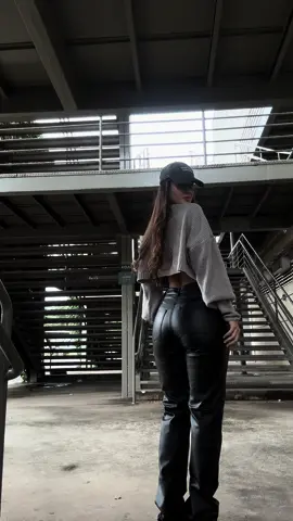 Tricot carolina - calça de couro preta! 🩶🩶🩶 #tricot #foryou #modafeminina #outfit 