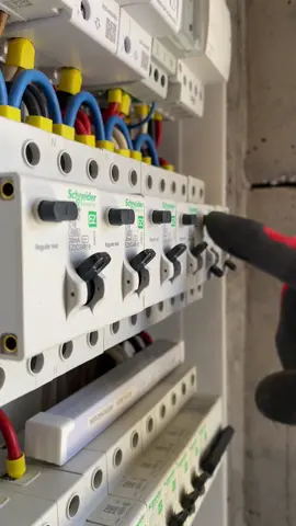 Щит на 48 модулей за 44 секунды #asmr  Автоматика #schneider от @ekt.kz  Щит внутренний #schracktechnik от @vmagroup.kz  Наконечники на кабель #квт от @kvtc_centre  Провод соединительный от @miras_light  @schneiderelectric_kazakhstan  @se_electric_fans  . . . #щит #монтаж #электрика #электромонтаж #электрикавдоме #distributionbox #mcb #rccb #electric #electrician #knipex #milwaukee