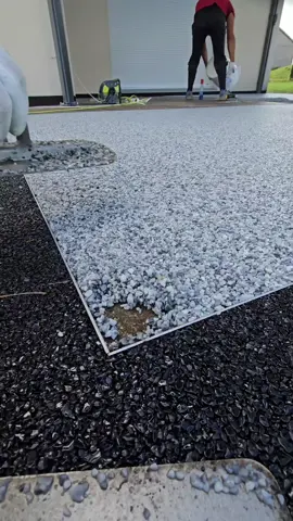 Tuto - Pose de moquette de marbre sur terrasse couleur Gris Bleuté et Noir Ébène sur périphérie  #tuto #moquettedemarbre #résinecarrelageartetdéco 