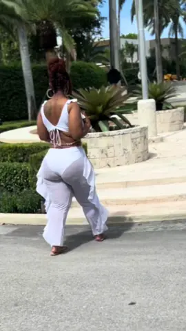 I SMILE! You look so much better when you smile…. Miami vibes💋💋#smile #fyp #viral #tiktokviral #beach #fashion 