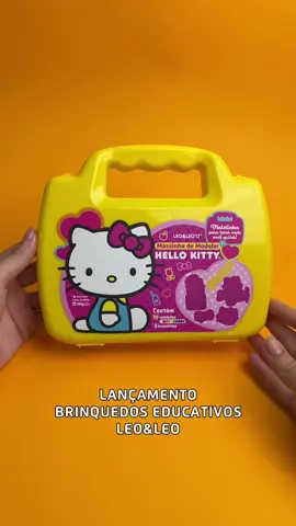 Vem conferir esse lançamento da #HelloKitty! 💖🥰 Kit de #massinha que vem em uma maleta superfofa. Leve para onde quiser e transforme cada momento em uma brincadeira divertida. 😍 Com 10 cores de massa de modelar, quatro moldes e uma ferramenta. 🤩 Confira essa e outras novidades no link na bio! #LeoeLeo #BrinquedoLeoeLeo #BrinquedoEducativo #MassaDeModelar #MassinhaHelloKitty #Escolar