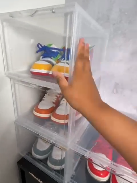 ¡Dile adiós al caos!✅ 🛍️🛒$14.000 c/u Caja organizadora para zapatos: apilable y práctica Olvídate del desorden y organiza tus zapatos de forma fácil y eficiente con nuestras cajas apilables. Optimiza el espacio en tu armario o vestier y mantén tus zapatos protegidos del polvo y la suciedad. Características: •Apilables para aprovechar al máximo el espacio vertical ⬆️ •Transparentes para identificar el contenido fácilmente •Resistentes y duraderas •Diseño moderno y elegante ✨ •Fáciles de montar y limpiar ¡No esperes más y ordena tus zapatos como un profesional!