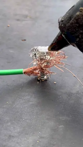 Ficou muito simples depois que aprendi essa técnica com um eletricista raiz #eletricista #eletrica #fio #solution #construction #DIY #tools 