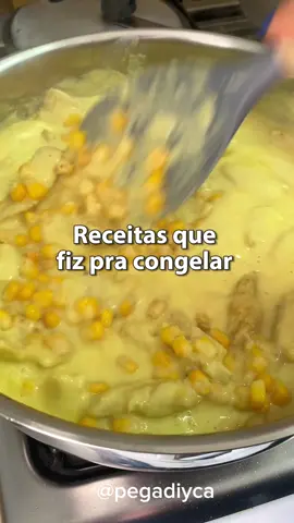 Receitas que congelei, que consumo no mês de março 🙌🏻 Pra quem tem pouco tempo essa forma de congelar comida, fazendo somente a mistura/proteína é incrível. Porque você consegue fazer mais opções em menos tempo.  Um ganho de tempo absurdo. As receitas foram essas: 1- Filé de Tilápia assada com tomate cereja e cebola  2- carne desfiada (tem receita no feed) 3- frango no creme de milho  4- Hambúrgueres de frango  5- Carne moída sem tempero  Qual foi a receita que mais te inspiro a fazer?   Também aceito sugestões do que fazer 🫶🏻 #rotinaalimentar #organizacao #comidacongelada #marmitasdasemana #dicasdecongelamento #congelados #marmitas #marmitassaudaveis #cardapiosemanal #receitaspráticas #marmitacongelada #planejamentoalimentar 