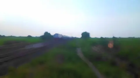 HUNTING LAGI GUYS😁😄 #keretaapiindonesia #railfansindonesia #fypシ #huntingkereta #srfdd⚡hunting #foryoupage #railfans 