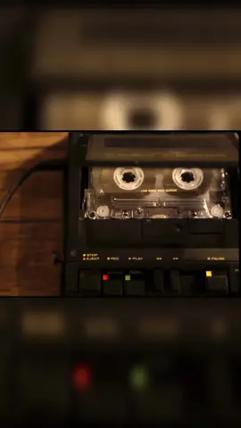 شلون اسلى فرحي ونظر عيني كل ما طريت اسمك تغنى كل ما فيني . . . #عبدالله_الرويشد #تذكرني #فتحية_العجلان #خالد_الشيخ  #اشرف_محروس #اغاني_خليجيه #كاسيتات_خليجيه #عبد_الله_رويشد   #عبدالله_الرويشد_تذكرني #خليجي  #تسعينات_خليجيه #كاسيتات #كاسيت  #شلون_اسلى  #اذا_طق_المطر 