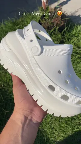 Demasiado hermosas 😍😮‍💨 Estas las traemos bajo pedido.  63,9000 y puedes pedirlas con la mitad o una tercera parte 🙌🏻.  #costarica🇨🇷 #crocs #classic #megacrush #blancos #crocs #plataforma #sanjosecostarica🇨🇷 #fyp #fypシ 