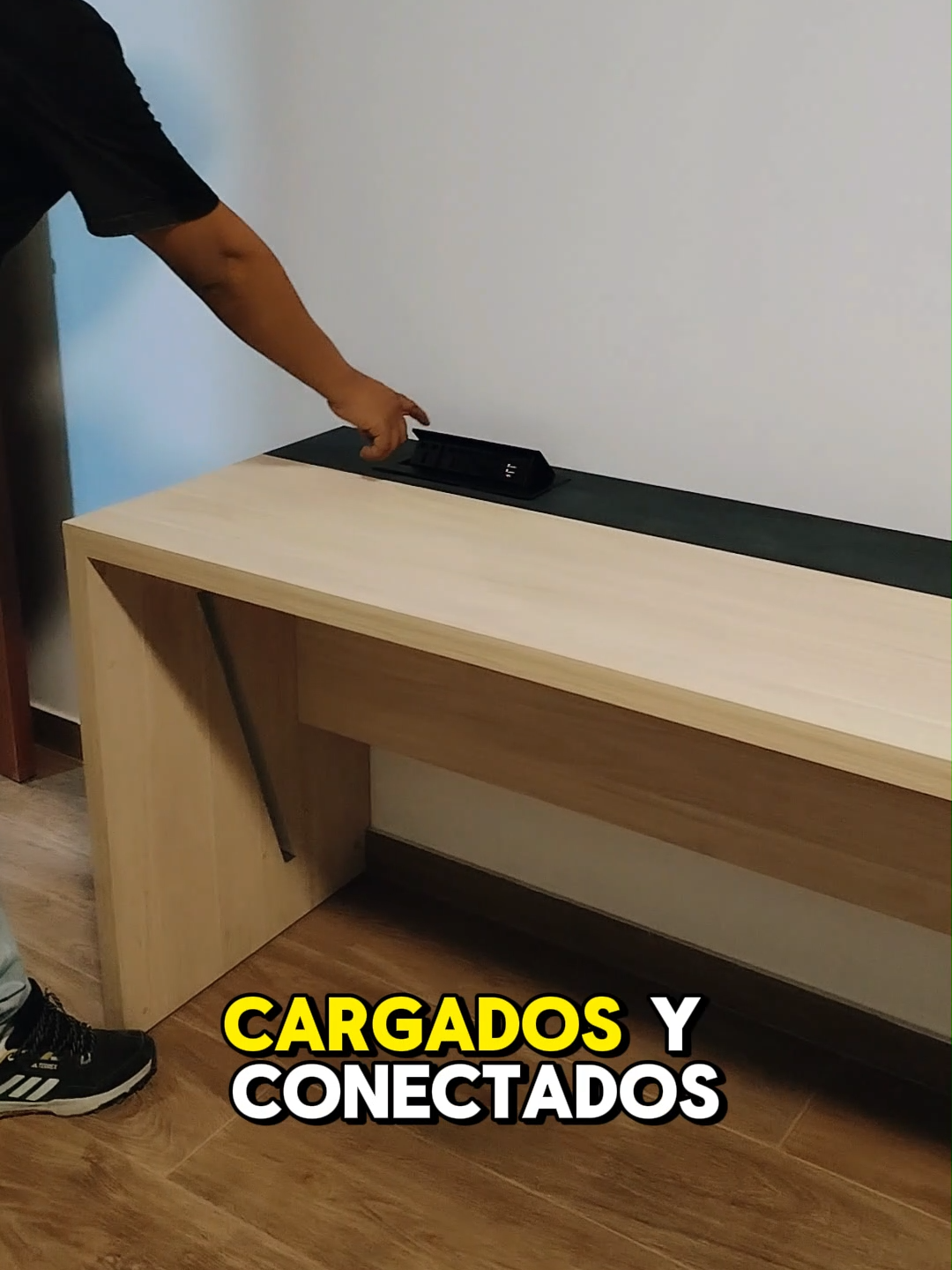 ¡Dale vida a tu espacio de trabajo con nuestro escritorio de melamina en tonos manzano y azul océano! 🌟   Dale un toque de estilo y funcionalidad a tu escritorio, mientras disfrutas de la comodidad de tener una entrada USB integrada y una conveniente caja de tomas para mantener todos tus dispositivos cargados y conectados. 🔌🖥️   ¡Mantén tu área ordenada y lista para la acción mientras trabajas de manera eficiente y sin interrupciones! 💼  Síguenos y dale like al video para más  .  .  #EscritorioDeMelamina #EstiloYFuncionalidad #EspacioDeTrabajoOrganizado #ProductividadSinInterrupciones # #MueblesDeOficina #TrabajoEficiente #EscritorioConUSB #CajaDeTomas #Perú #Lima #EscritorioPerú