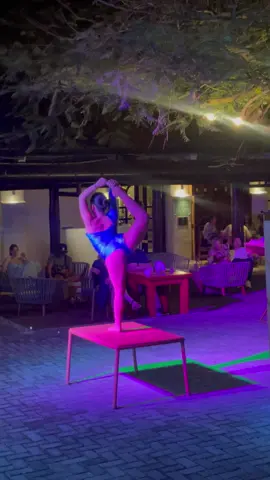 Una de ayer 🩵#secretpapagayo #contorsionista 