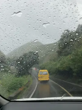 Menyusuri jalanan pesisir danau toba yang indah di selimuti hujan dan lagu senduh tuh rasanya nikmat bgt🥹✨   #medan #balige #danautoba 