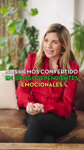 Una sociedad adicta a sensaciones, una sociedad drogodependiente emocional- como dice el gran José Carlos Ruiz-, es una sociedad que cada vez tolera peor el dolor, el sufrimiento y el malestar. En mi próximo libro ‘Recupera tu mente, reconquista tu vida’, exploro el papel de la dopamina, la hormona del placer, en nuestra búsqueda constante de gratificación instantánea. ¡Mañana, 3 de abril, este libro es vuestro! 💚 ⁣ ⁣ #RecuperaTuMente #ReconquistaTuVida #EquilibrioInterior #NuevoLibro #MarianRojasEstapé