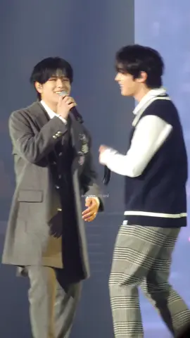 How do we explain 2min crazy love hate ship🐶😼 i love this divorce couple interaction too much!!  To. X Taeyeon Cover by Lee know Seungmin #4thfanmeetingskz #skzmagicschool #leeknow #seungmin #ToX #2min #skz @Stray Kids 