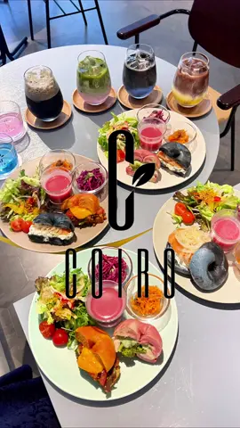 🥬 🌏 🥯 / 身体と地球に優しいCafe @coiro_official で ランチ会🩷 . 先に 敢えて 言わせてください このメニュー 全て  ❌ 人工甘味料 不使用 ❌ 合成着色料 不使用 . し・か・も！ 卵🥚小麦🌾乳製品🧈も不使用 👀💦 （ ｱﾚﾙｷﾞｰのある娘とも 安心していけます ） . もっちもちのベーグル🥯に 10品目の たっぷりお野菜🥬✨ #ゆるヴィーガン を始められている方は #北堀江カフェ に最近OPEN したので 今のうちに 是非✅ してくださいね❣️ . . . ______________________________ Special thank you / @coiro_official  staffの皆様が 新メニューの盛り付けを 真剣に考案されている お姿を拝見し 【 訪れる方の健康 】と【 喜んで貰える美しさ 】への 情熱を感じました❤️‍🔥🥹 . 丁寧な接客 そしてお客様へのまごころが 沢山の お客様に 届く事を願って🌈✨ . ______________________________ LOVE YOU SO MUCH ! @mrsearth_kaori  @s_nrk_  @hikari_pikapika16  素敵なひと時を ご一緒させてくださり 本当にありがとうございました😭 （ また是非お茶行きましょ🫖🩷 ） . . . . #オーガニックカフェ  #大阪オーガニック  #大阪オーガニックカフェ  #大阪ヴィーガン  #堀江カフェ巡り  #心斎橋スイーツ  #大阪カフェログ  #韓国系好きな人と繋がりたい  #大阪カフェ巡り記録 #osakacafe  #오사카카페  #오사카카페투어  #난바카페  #子育てグラム  #子育て奮闘中  #娘とお出かけ  #2歳児ママ  #女の子ママ部  #南大阪ママ  #南大阪ママ会  #堺ママ #堺市ママ  #大阪インフルエンサー 