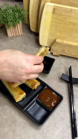 Involtini primavera con gamberi Ingredienti per 14 involtini 300 g di pasta fillo 130 g di carote 130 g di cipolle 350 g di cavolo cappuccio 14 gamberi 7-8 cucchiai di olio di semi di girasole 4-5 cucchiai di salsa di soia #carlogaiano #cucinaitaliana #involtiniprimavera 