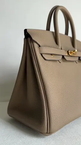 Birkin 25, togo, Beige Marfa , gold hardware 😍#hermesdubai #hermeshongkong #hermessingapore #hermesjakarta #birkinkelly #hermespersonalshopper #personalshopperlondon #londonpersonalshopper #birkinbag #dubaipersonalshopper #hermesbirkin #hermesbuyer #luxuryconciergelondon #hermesreseller #hermesresellers 
