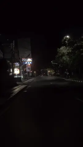 solusi jika kepala lagi berisik ialah jalan-jalan malam tanpa tujuan. suhat at 2 am #malang #suhatmalang #nighridevibes #nighride 