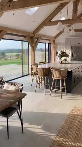 Uma casa iluminada ✨ Nada como a luz natural, para deixar o ambiente ainda mais agradável e aconchegante, além de belo! Com uma vista dessas então, fica ainda melhor 😆 Essa é a incrível cozinha da casa da Leonie, no interior de algum lugar da Europa, para inspirar sua terça feira.  O que acharam? ✨ . 📸 ig: @building_ribbons . ⛵️ Navegue pela nossa curadoria de hospedagens no link da bio e encontre o seu refúgio 〰️ 👉🏼 Quer ter a sua casa, projeto ou marca divulgada aqui? Acesse o destaque “parcerias” e saiba como ✨ #casadecampo #cottagecore #kitchendesign  #decor #designer #decoracao  #montanhas #designdeinteriores #casas #relaxar #houses  #arquiteturadeinteriores #nature #vidanocampo #casascharmosas #lardocelar #homesweethome #homedesign  #sitio #chacara #fazenda #renovação #campo #cozinha