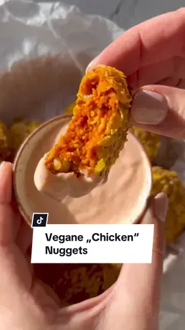 Crispy Vegan Chicken Nuggets✨ Für die Basis: - 240 g Kichererbsen  - 400 g Naturtofu  - 1 EL Tahini - 2 EL Tomatenmark  - 1 EL Speisestärke - 2 TL Paprikapulver  - 2 TL Zwiebelpulver (oder gefriergetrocknete) - 2 TL Rauchsalz  Für die Marinade: - 75 ml Wasser  - 1/2 EL Sriracha  - 1 EL Speisestärke Für die Panade: - 100 g Cornflakes  Für den Dip: - 100 g Creme Vega  - 1/2-1 EL Sriracha (je nach Schärfe) - Salz  Etwas Öl oder Ölspray 1️⃣ Die Kichererbsen abschütten und abspülen. Gründlich abtropfen lassen und dann in einer großen Schüssel mit einer Gabel zerdrücken. Den Tofu dazubröseln und dann alles mit den restlichen Zutaten gründlich zu einer aneinander klebenden Masse verkneten. Daraus dann ca. 12 ovale „Chicken“ Nuggets formen.  2️⃣ Alle Zutaten für die Marinade in einer weiteren Schüssel miteinander verrühren.  3️⃣ Die Cornflakes mit einem Mörser oder Mixer zerkleinern.  4️⃣ Die geformten Nuggets dann zuerst mit der Marinade bedecken und dann in den Cornflakes wälzen.  5️⃣ Die Nuggets noch mit etwas Öl bepinseln oder mit Ölspray einsprühen und dann im Airfryer bei 200 Grad für 15 Minuten backen. Mein Airfryer ist von @Ninja.Deutschland und mit dem Code „ALLI“ spart ihr immer 10% ☺️ (Anzeige).  6️⃣ Währenddessen noch den Dip aus Sriracha und Creme Vega anrühren. Mit Salz abschmecken.  7️⃣ Die fertigen Nuggets dann knusprig und frisch mit dem Dip genießen 🫶. #veganerezepte #veganenuggets #veganerfleischersatz #vegan #fleischersatz #veganessen #vegankochen #chickennuggets #einfacherezepte #vegetarisch
