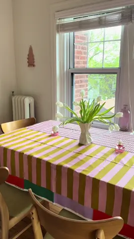 I am unwell over this tablecloth… in the best way… thank you #ikea #tesammans #needtoiron #oops 