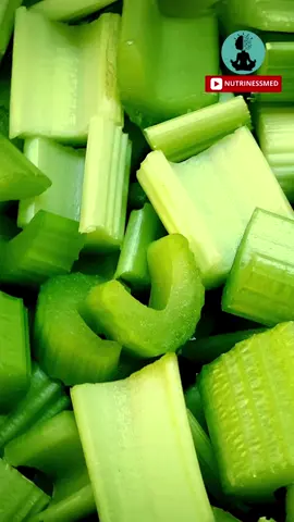 Descubre el poder del apio crudo para tu salud.  ¡No pierdas nutrientes clave al cocinarlo! Sigueme para mas consejos y tips 💪🏻 #Apio #Nutrición #SnackSaludable #Ensaladas #alimentaciónconsciente #fyp