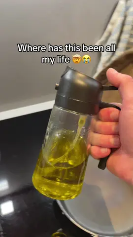 This is genius invention 🤯 #foryoupage #kitchengadgets #dadsoftiktok #oildispenser #KitchenHacks 